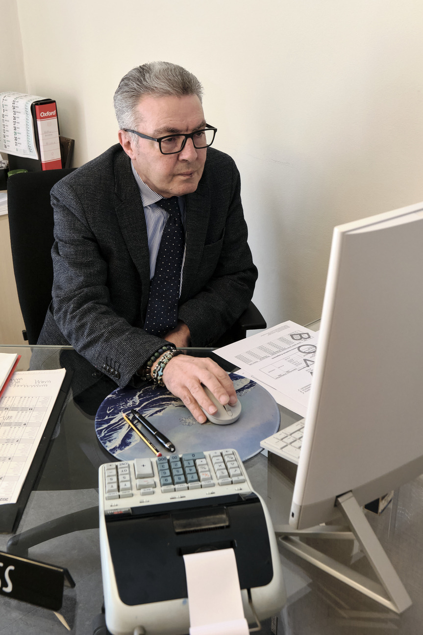 SD Tax & Consulting comemrcialisti Nicola Savoia al computer