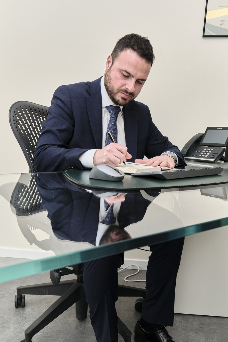 SD Tax & Consulting il team Vincenzo De Iuliis in scrivania