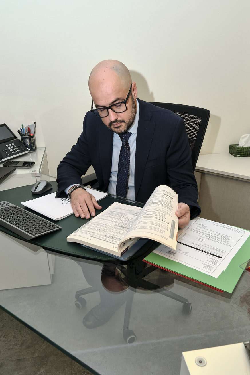 SD Tax & Consulting il team Vincenzo Savoia cinsulta libro del team